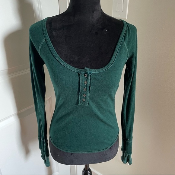 Free People Dark Green Knit Button Front Scoop Neck Cuffed Sleeve Top EUC Sz XS - Picture 1 of 9